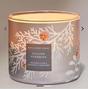🆕️❄️ BBW FALLING FLURRIES 3 WICK CANDLE - PINE CONE MOTIF❄️